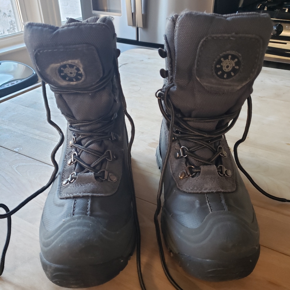 Mens size 8.5 Globalwin winter boots.